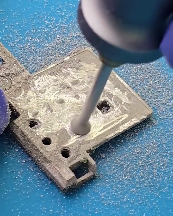 Limpieza de una pieza con torno sobre la alfombra antiestática
