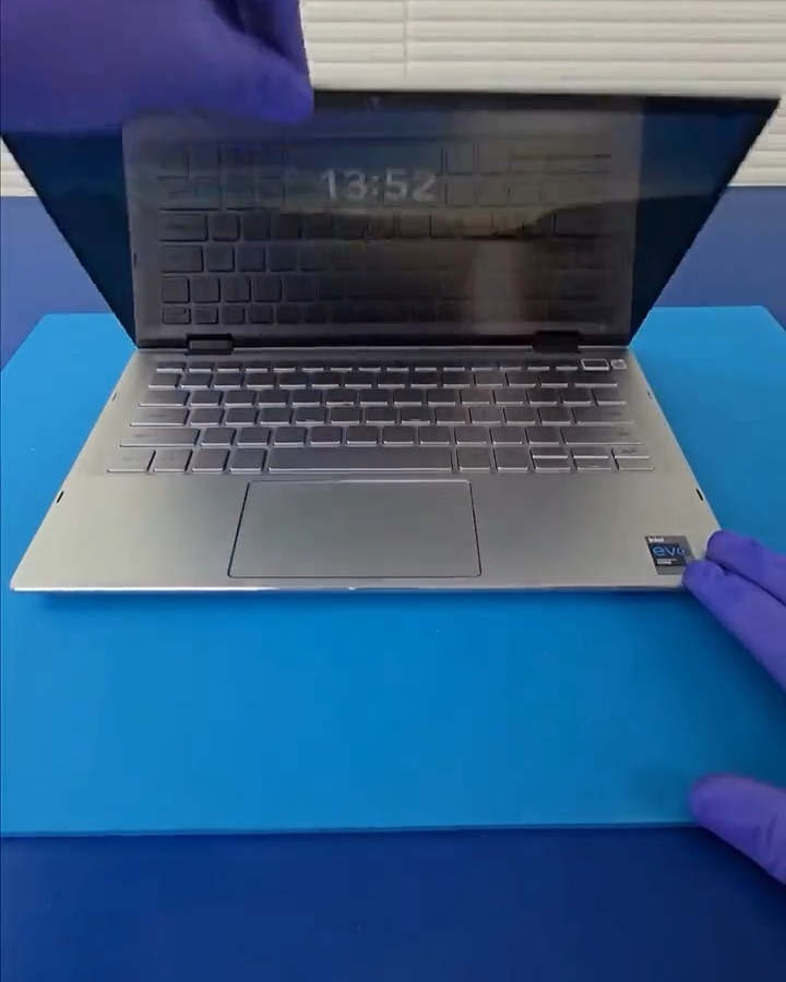 Notebook reparada y encendida en el taller