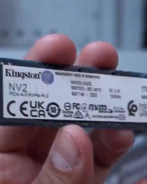 SSD NVMe Kingston en la mano, listo para instalar